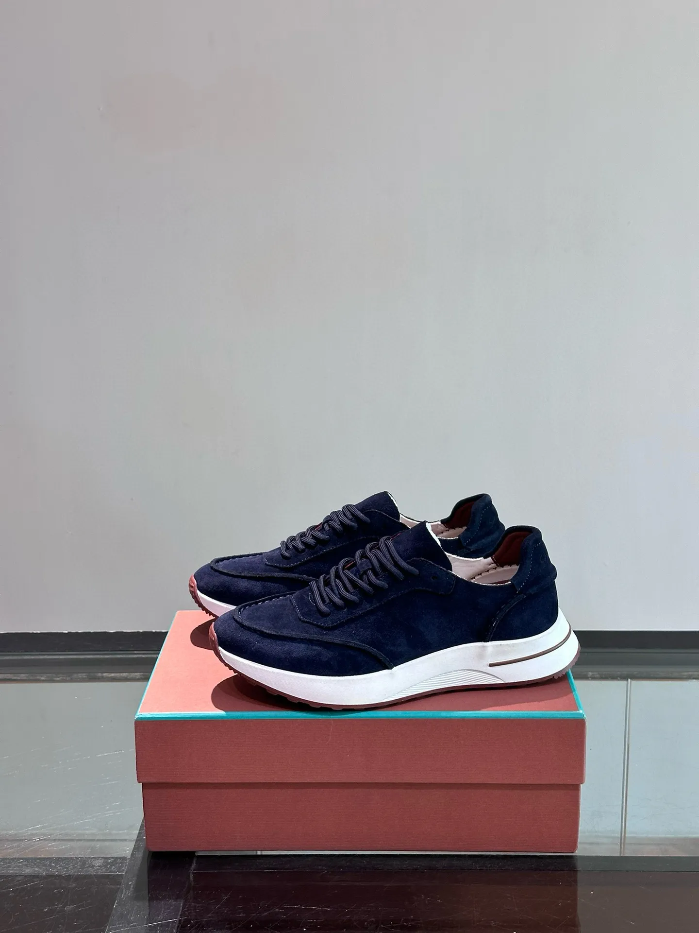 Factory price: 540💰Loro men's shoes💰iana niche Loro classic jogging shoes, men's lace-up casual shoes and sneakers, high-quality lightweight and comfortable fabrics, suitable for outdoor leisure, the color scheme is young and energetic, and it looks great with sportswear or casual suits! Size: 39-46 (customized sizes of 45 and 46 are non-refundable)